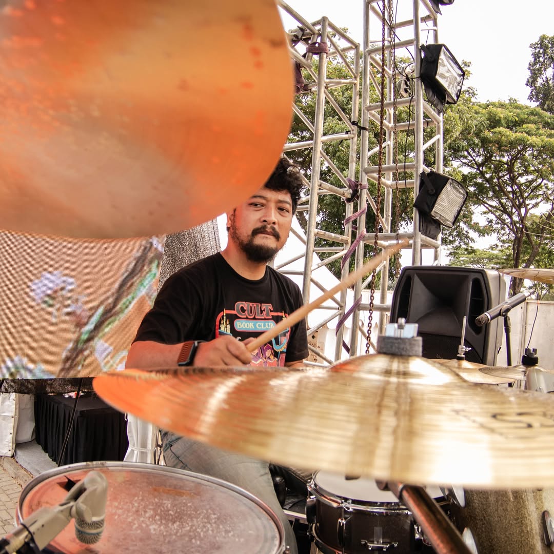Circle sing-along! Tak ada sekat antara band dan kawan pogo di depan panggung.