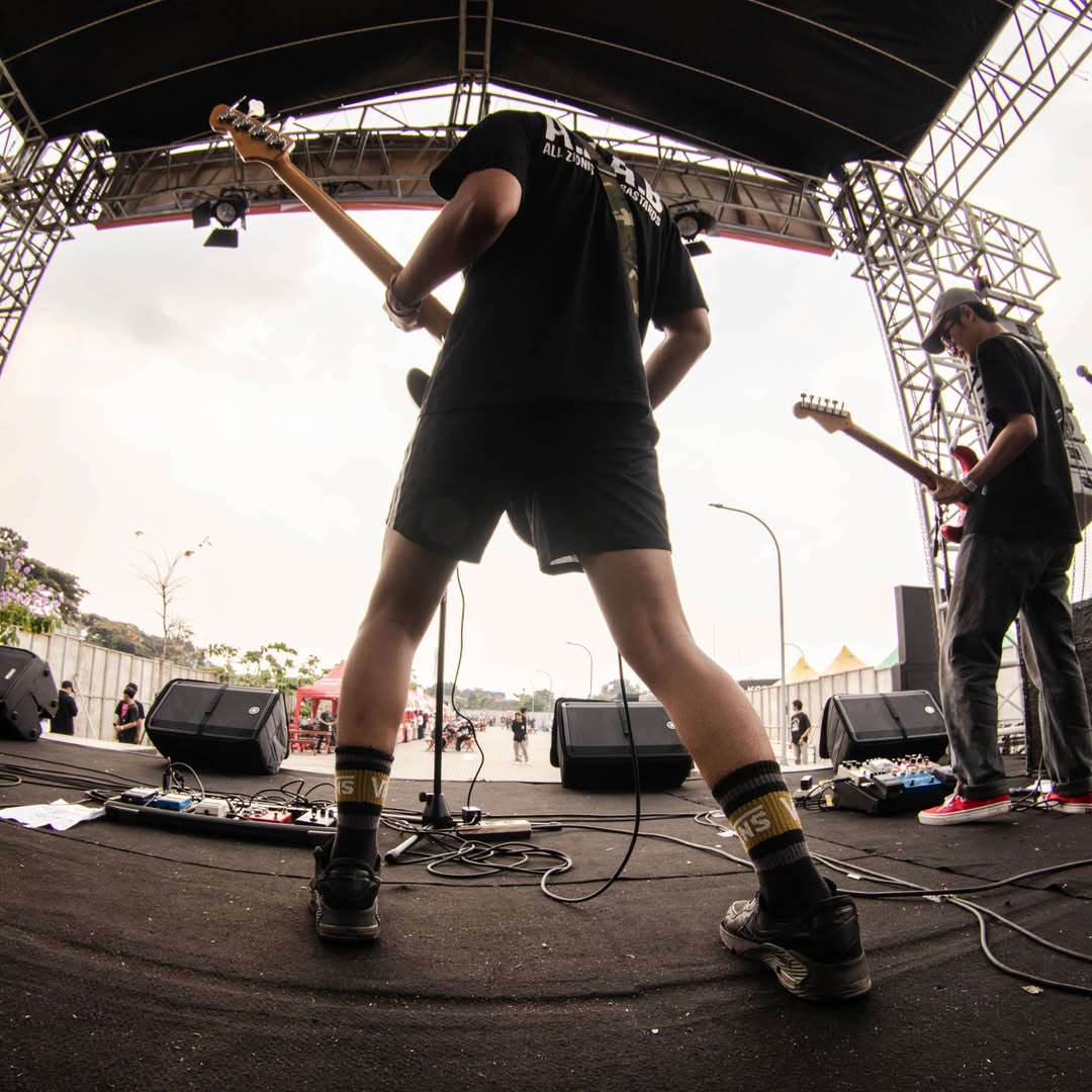 Keringat, desak-desakan, dan energi positif murni tanpa kekerasan di tengah moshpit.